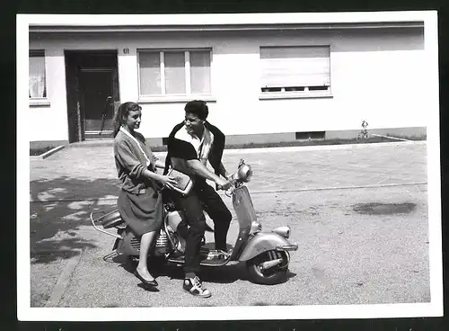Fotografie Motorrad Vespa, hübsche junge Frau auf Motorroller sitzend