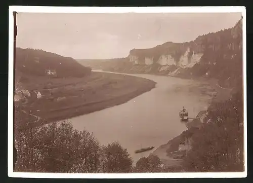 Fotografie unbekannter Fotograf, Ansicht Schmilka - Elbtal / Sächsische Schweiz, Elbe - Flusslauf mit Felsformation