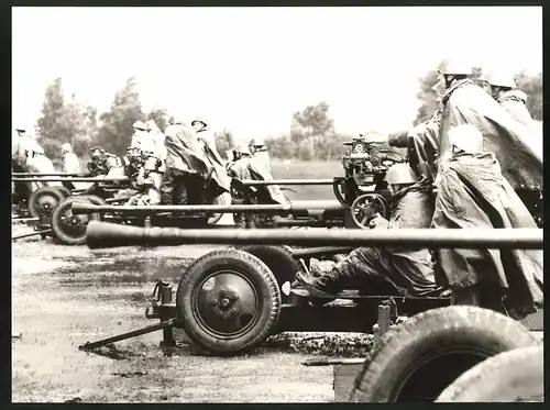 Fotografie DDR-Kampfgruppe der Arbeiterklasse, Flakgeschütze im Erdkampf
