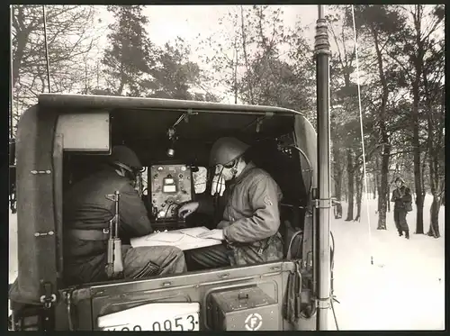 Fotografie DDR-Kampfgruppe der Arbeiterklasse, Nachrichtentrupp im Funkwagen mit FuG - Funkgerät