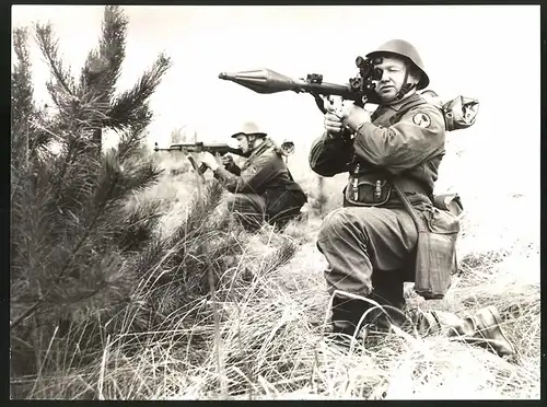 Fotografie DDR-Kampfgruppe der Arbeiterklasse, Soldat mit Panzerfaust