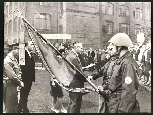 Fotografie DDR-Kampfgruppe der Arbeiterklasse, Ehrung der besten Einheit 1964 /65, Fahenträger