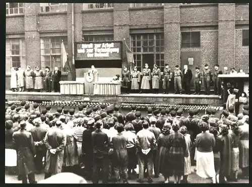 Fotografie DDR-Kampfgruppe der Arbeiterklasse, Kundgebung Bereit zur Arbeit und zur Verteidigung der Heimat