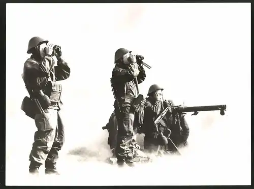 Fotografie DDR-Kampfgruppe der Arbeiterklasse, Soldaten mit Gasmaske, Feldstecher & Entfernungsmessgerät