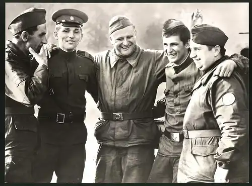 Fotografie DDR-Kampfgruppe der Arbeiterklasse, Sowjet-Soldaten & Soldaten der Kampfgruppe in Uniform