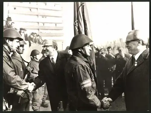 Fotografie DDR-Kampfgruppe der Arbeiterklasse, Erich Honecker beglückwünscht Soldat