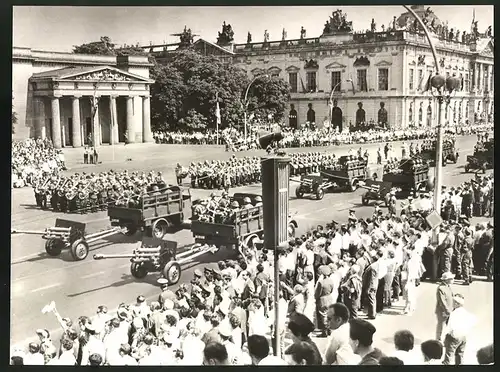 Fotografie unbekannter Fotograf, Ansicht Berlin, DDR-Kampfgruppe der Arbeiterklasse, Parade Unter den Linden
