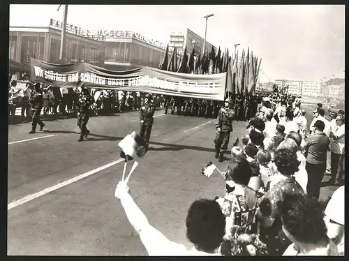 Fotografie Ansicht Berlin, DDR-Kampfgruppe der Arbeiterklasse, Parade in der Karl-Marx-Strasse am Cafe Moskau