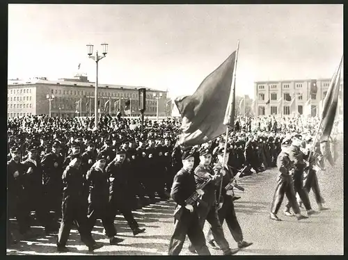 Fotografie Ansicht Berlin, DDR-Kampfgruppe der Arbeiterklasse, Parade am Schlossplatz - Unter den Linden