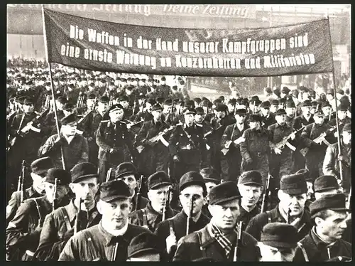 Fotografie DDR-Kampfgruppe der Arbeiterklasse, Soldaten mit Sturmgewehr AK-47 bei einer Parade in Berlin