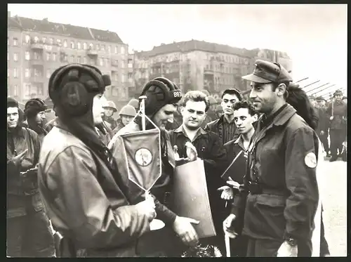 Fotografie DDR-Kampfgruppe der Arbeiterklasse, Panzermänner werden bei einer Parade in Berlin geehrt