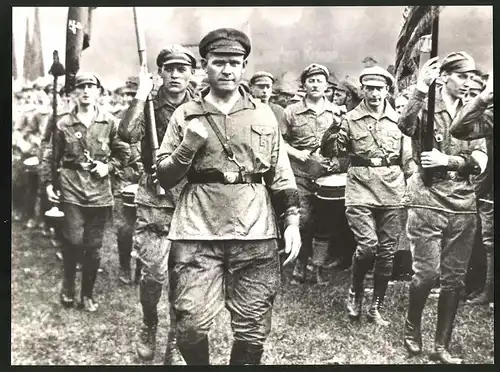 Fotografie Ernst-Thälmann Roter Frontkämpferbund, Parade mit Fahnenträgern und Soldaten in Uniform
