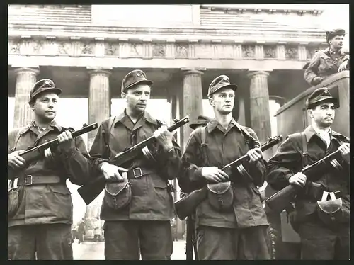 Fotografie Ansicht Berlin, Soldaten mit Gewehr am Brandenburger Tor, DDR-Kampfgruppe der Arbeiterklasse