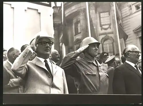 Fotografie DDR-Kampfgruppe der Arbeiterklasse, Erich Honecker salutiert