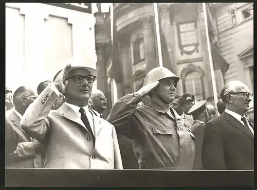 Fotografie DDR-Kampfgruppe der Arbeiterklasse, Erich Honecker salutiert bei einer Kundgebung