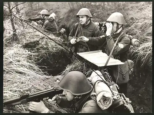 Fotografie DDR-Kampfgruppe der Arbeiterklasse, Funker mit FuG-Funkerät & Gewehr im Schützengraben