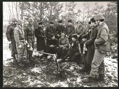 Fotografie DDR-Kampfgruppe der Arbeiterklasse, Verbrüderung mit Sowjet-Soldaten