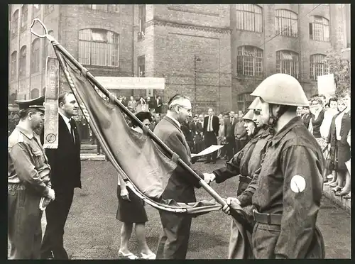 Fotografie DDR-Kampfgruppe der Arbeiterklasse, Ehrung der besten Einheit 1964 /66, Fahnenträger nebst Kameraden