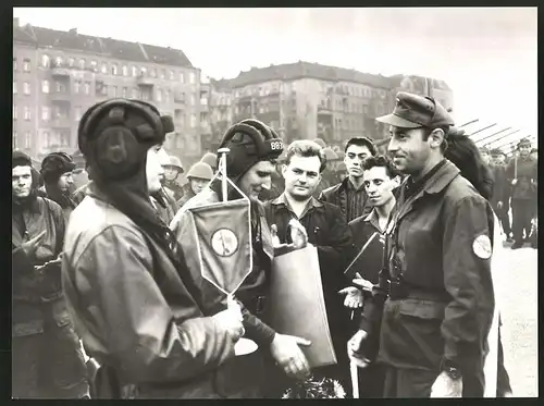 Fotografie DDR-Kampfgruppe der Arbeiterklasse, Panzermänner werden ausgezeichnet während einer Parade in Berlin