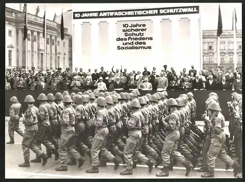 Fotografie Ansicht Berlin, Schlossplatz, DDR-Kampfgruppe der Arbeiterklasse, Erich Honecker auf Tribüne mittig