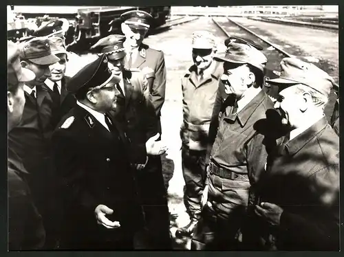 Fotografie DDR-Kampfgruppe der Arbeiterklasse & hoher Beamter der Deutschen Reichsbahn DDR in Uniform