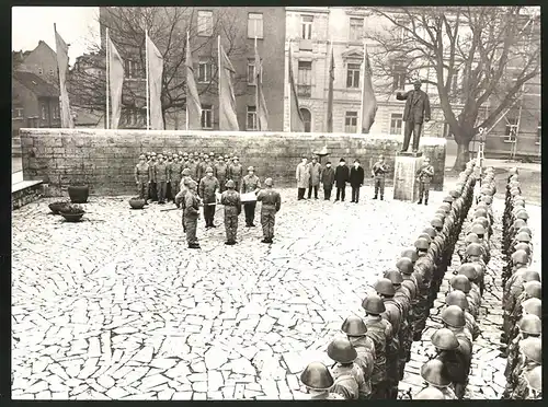 Fotografie Ansicht Weimar, Ernst-Thälmann-Denkmal am Buchenwaldplatz, Appell DDR-Kampfgruppe der Arbeiterklasse