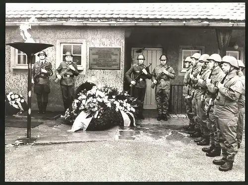 Fotografie Ansicht Buchenwald, DDR-Kampfgruppe der Arbeiterklasse gedenkt Ernst Thälmann, Gedenktafel am KZ-Buchenwald