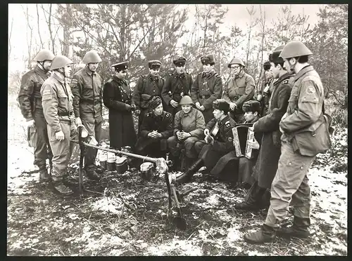 Fotografie Sowjet-Soldaten bei Verbrüderung mit DDR-Kampfgruppe der Arbeiterklasse