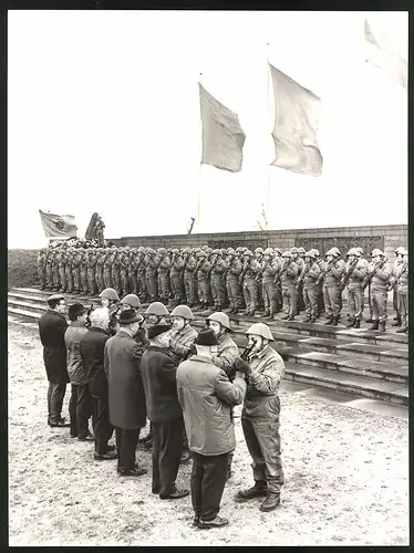 Fotografie DDR-Kampfgruppe der Arbeiterklasse, Soldaten beim Appell an einer Gedenkstätte