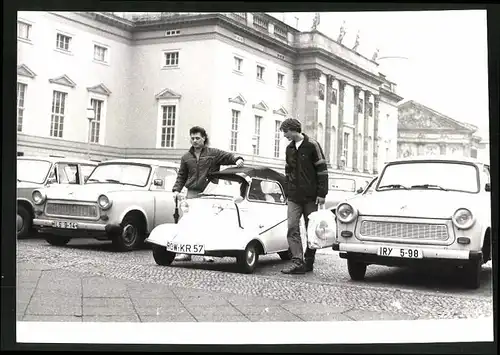 Fotografie K. Klöppel, Berlin, Ansicht Berlin, Auto Messerschmitt Kabinenroller & Trabant 601 Unter den Linden