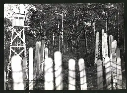 Fotografie unbekannter Fotograf, Ansicht Berlin-Spandau, Wachturm an der Zonengrenze im Spandauer Forst 1962