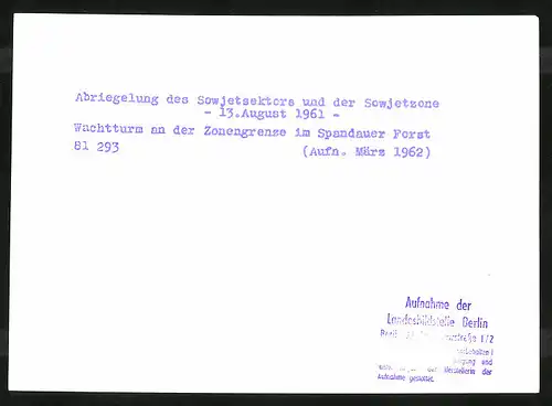 Fotografie unbekannter Fotograf, Ansicht Berlin-Spandau, Wachturm an der Zonengrenze im Spandauer Forst 1962