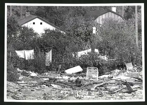 Fotografie unbekannter Fotograf, Ansicht Berlin, Klemkestrasse, Abriss einer Laubenkolonie in Grenznähe 1961