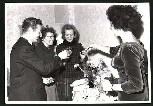 Fotografie Abrieglung des Sowjetsektor 1964, Westberliner zu Besuch in Ostberlin während der Passierscheinaktion 1963