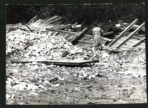 Fotografie unbekannter Fotograf, Ansicht Berlin-Reinickendorf, Abriss Laubenkolonie, Bahnhof Schönholz in Grenznähe 1961