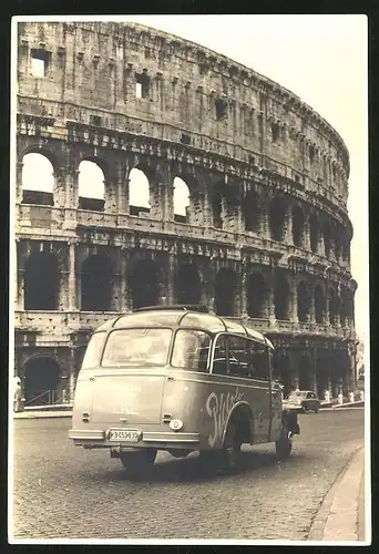 Fotografie unbekannter Fotograf, Ansicht Rom, Bus Kässbohrer am Kolosseum