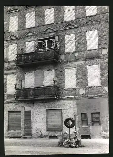 Fotografie unbekannter Fotograf, Ansicht Berlin, Bernauer Str., Grenzhaus m. zugemauerten Fenstern, Mahnmal Ida Siekmann