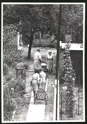 Fotografie unbekannter Fotograf, Ansicht Berlin, Klemkestrasse, Zwangsräumung der Laubenkolonie in Grenznähe 1961