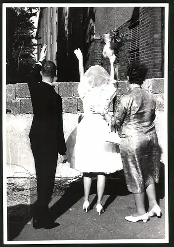 Fotografie Ansicht Berlin, Sektorengrenze Harzerstrasse Ecke Onckenstrasse, Hochzeitspaar winkt Angehörigen zu 1961