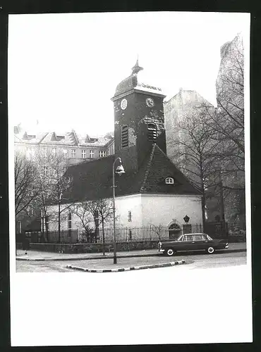 Fotografie unbekannter Fotograf, Ansicht Berlin-Rixdorf, Alte Dorfkirche & Auto Mercedes Benz