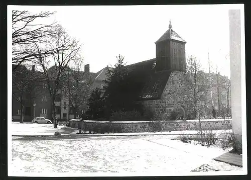 Fotografie unbekannter Fotograf, Ansicht Berlin-Schmargendorf, Dorfkirche, Feldsteinbau aus dem 14. Jahrhundert