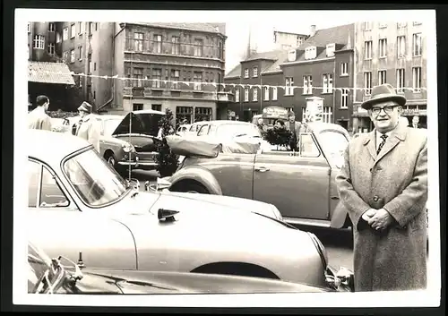 Fotografie B. Trefny, Gelsenkirchen, Ansicht Gelsenkirchen, Auto Porsche 356 und VW Käfer Cabrio beim Volkswagen-Händler