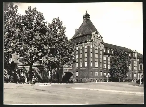 Fotografie unbekannter Fotograf, Ansicht Gumbinnen / Ostpreussen, Regierungsgebäude