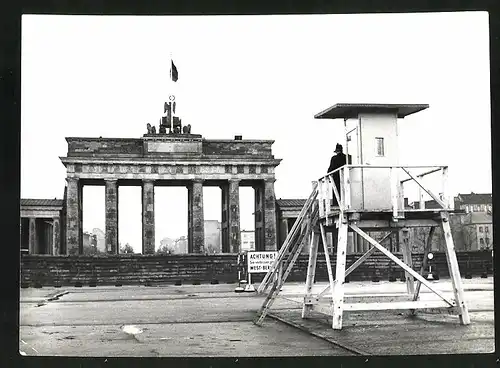 Fotografie unbekannter Fotograf, Ansicht Berlin, Sektorengrenze Brandenburger Tor, Beobachtungsturm Westberliner Polizei