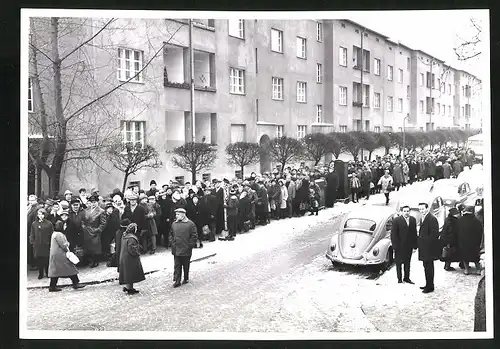 Fotografie Ansicht Berlin-Reinickendorf, Berliner stehen Schlange für Passierscheine an der 8. Grundschule 1963