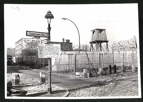 Fotografie unbekannter Fotograf, Ansicht Berlin, Heidelbergerstrasse Ecke Treptowerstrasse, Sektorengrenze mit Warnschild