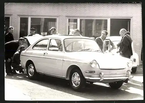 Fotografie Kurt Müller, Gelsenkirchen, Ansicht Gelsenkirchen, Auto VW 1500 Coupe, PKW beim Volkswagen-Händler