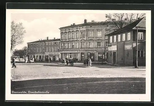 AK Eberswalde, Eisenbahnstrasse mit Passanten