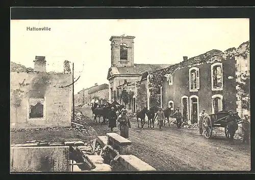 AK Hattonville, Strassenzug mit Soldaten