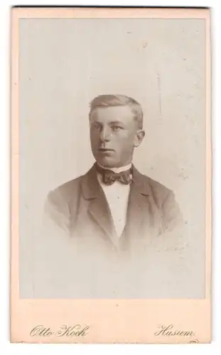 Fotografie Otto Koch, Husum, Markt 7, Blonder junger Mann im feinen Zwirn